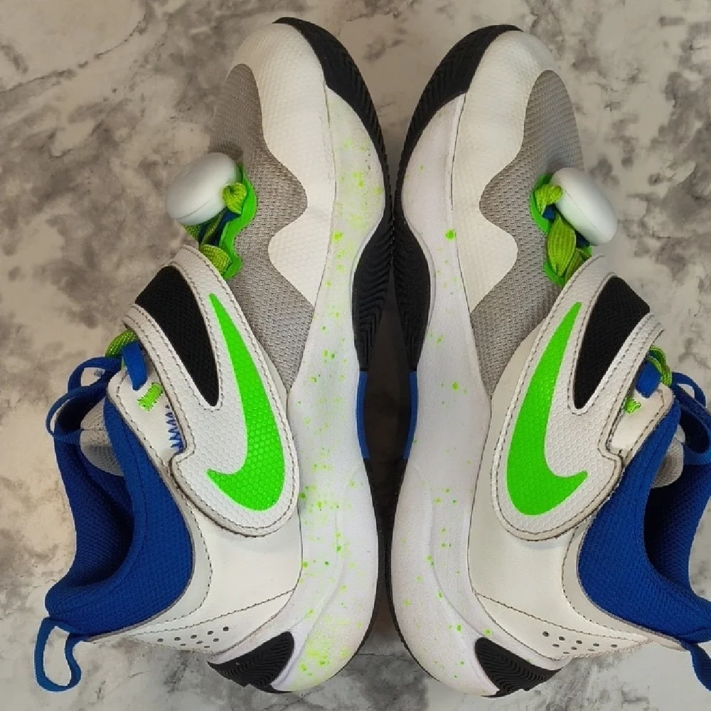 Nike Team Hustle D11 GS 'Green Strike Racer Blue' basketball shoe Size 4Y